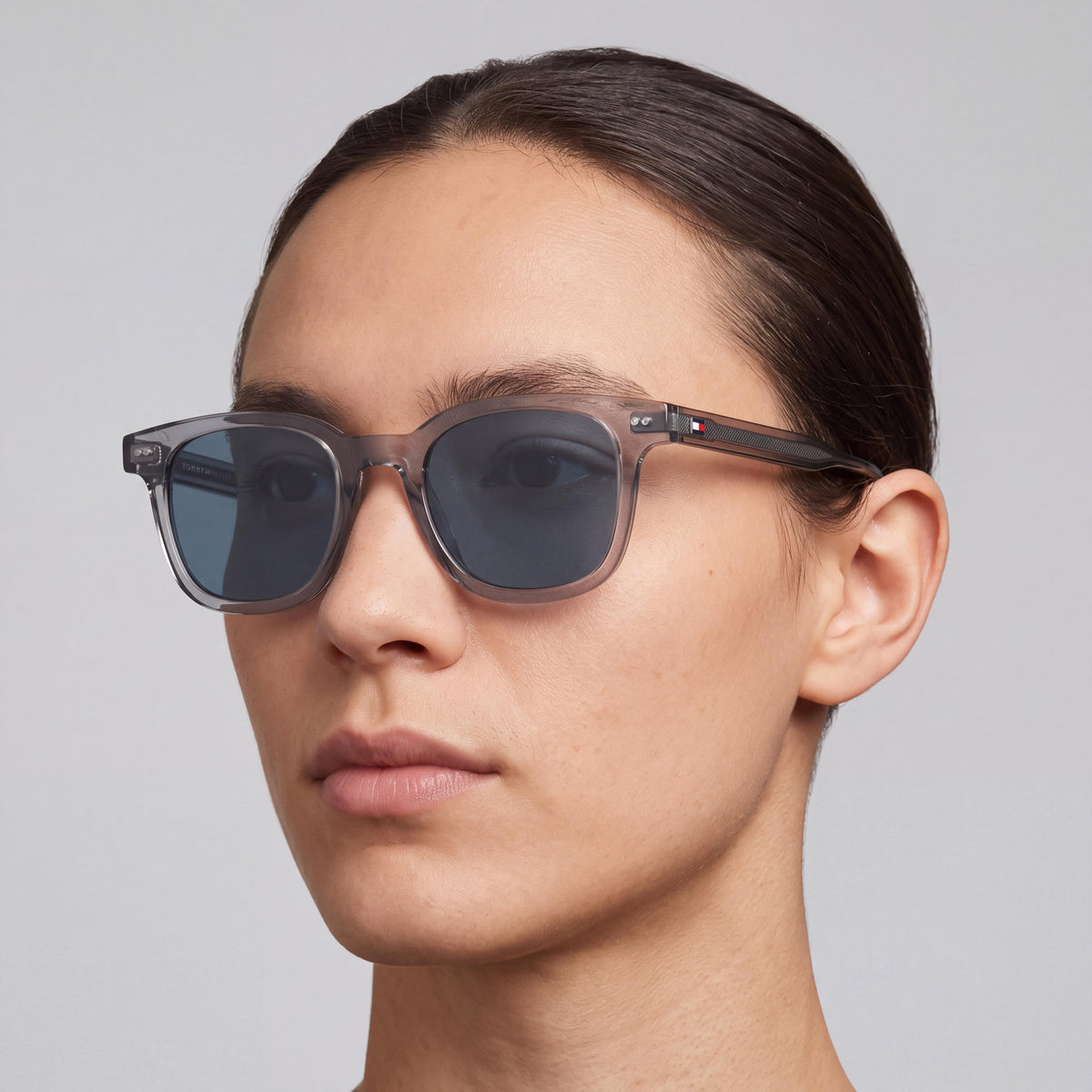 Gafas de sol unisex contemporáneas Tommy Hilfiger de acetato gris azulado con lentes negros no polarizados UV 400 de 48 mm, Photo 4