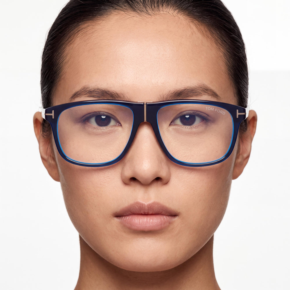 Gafas de sol unisex Marcolin Classic con montura de plástico azul brillante con filtro azul y lentes negras, ancho de lente de 56 mm