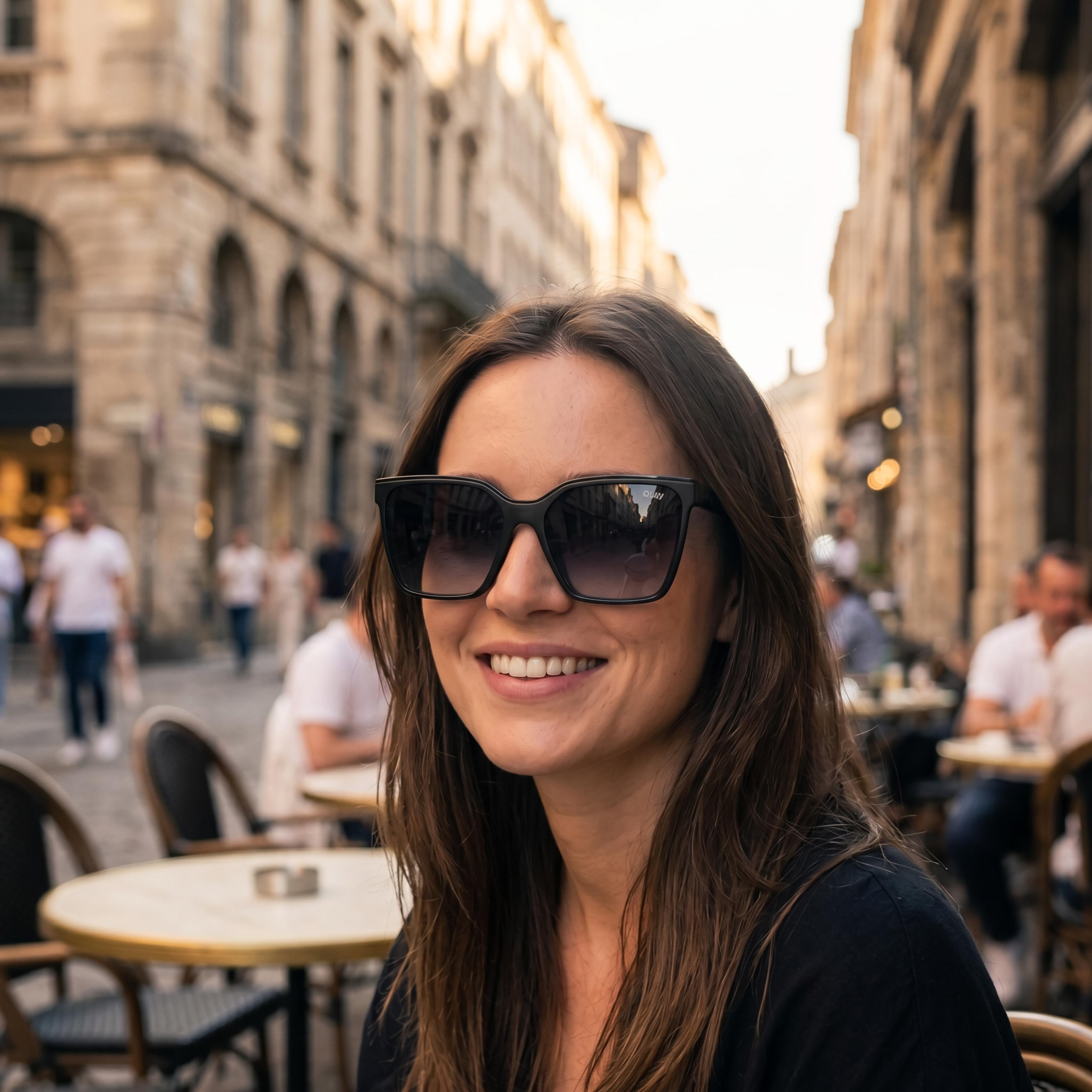 QUAY AUSTRALIA Gafas de sol de mujer Level Up con montura cuadrada de inyección negra, lentes polarizadas gris humo y protección UV 58-17-150, Photo 6