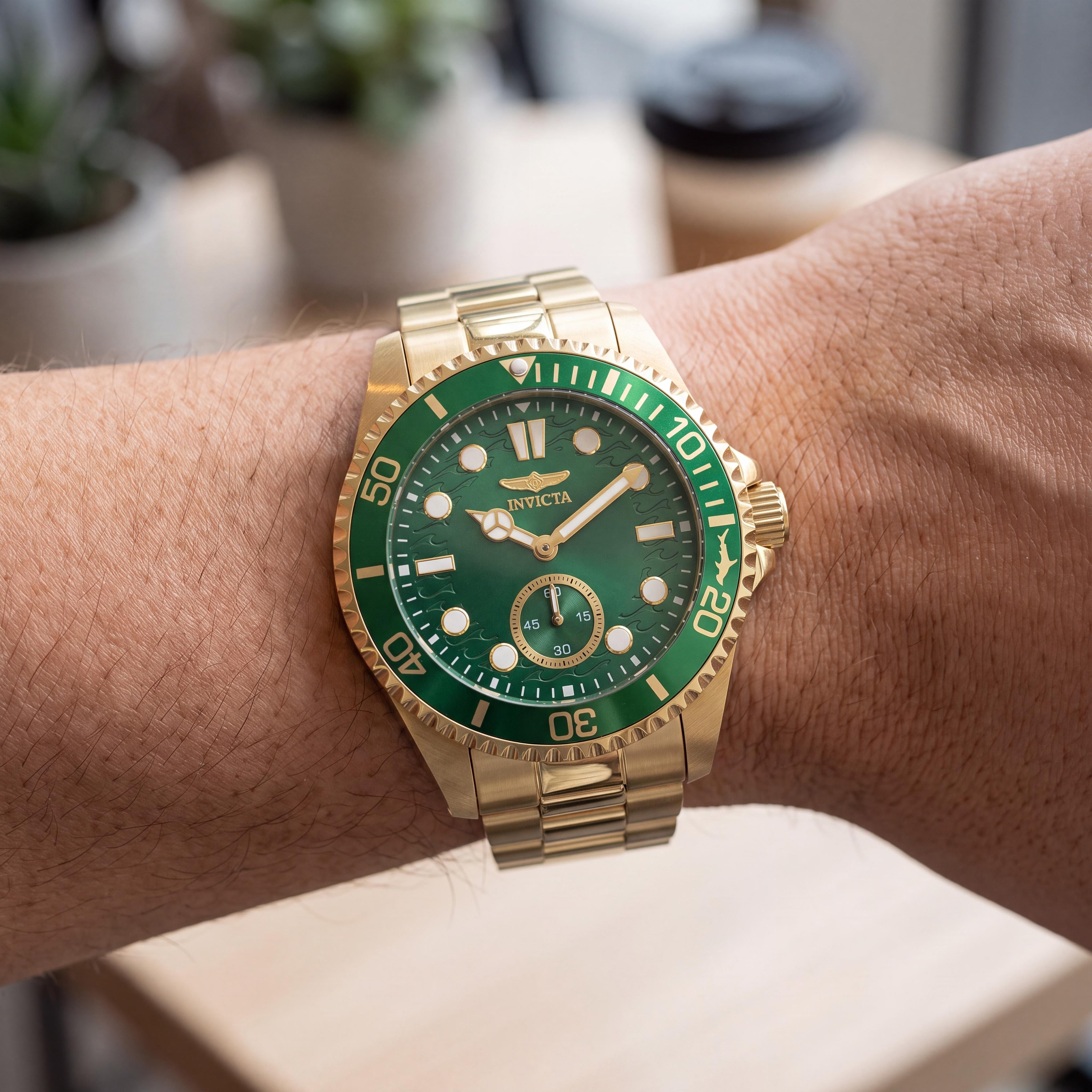 Reloj de cuarzo Invicta Pro Diver 49430 para hombre, de acero inoxidable tono dorado, esfera verde, 43 mm, resistencia al agua 10 ATM, Photo 4