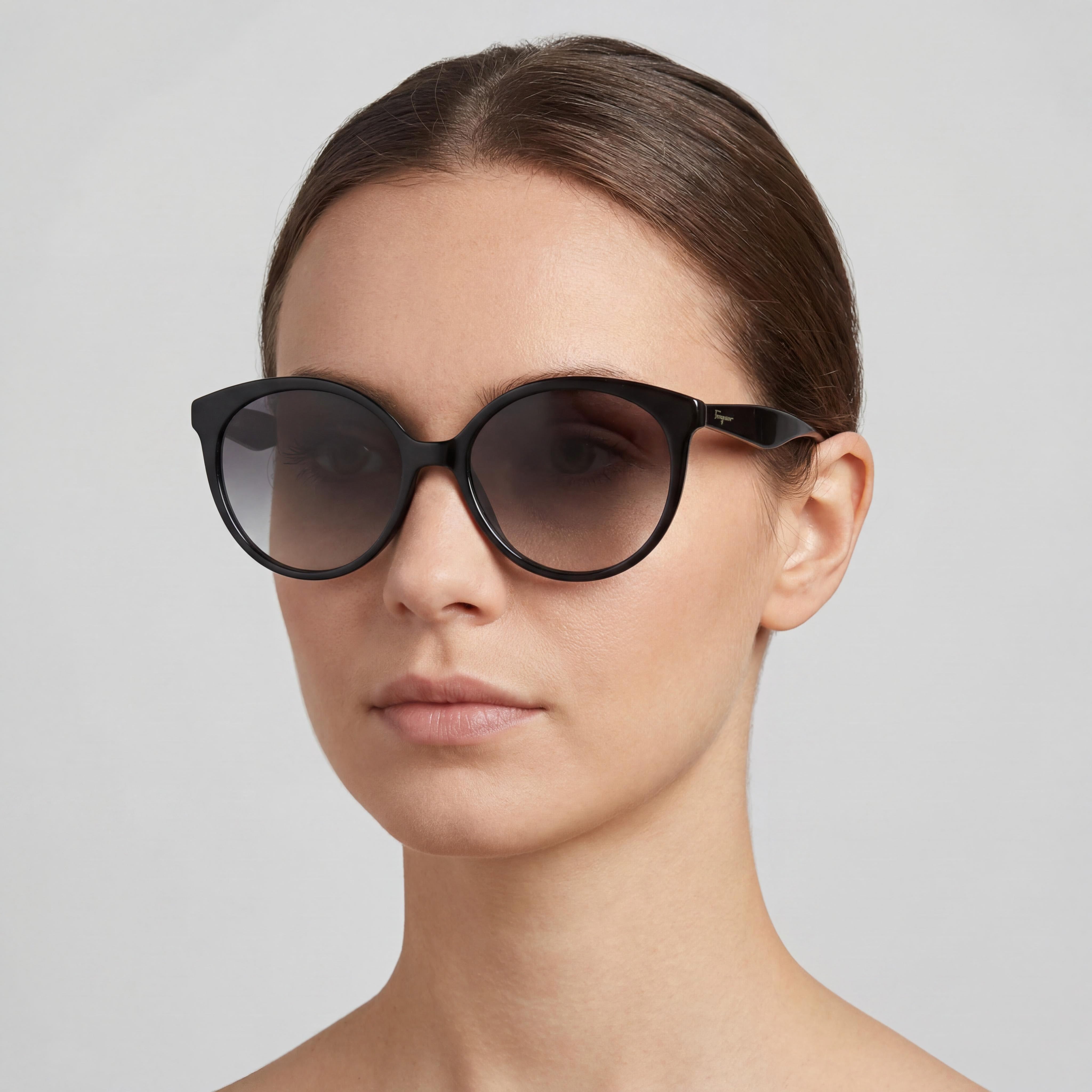 Gafas de sol redondas de plástico negro Salvatore Ferragamo SF1071S para mujer con lentes degradadas grises, 58 mm, protección UV, Photo 4