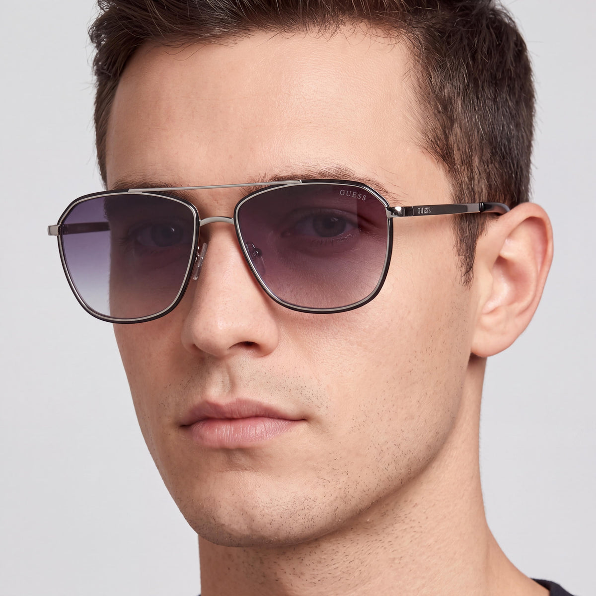 Gafas de sol de metal GUESS para hombre, montura de plástico negra, lentes polarizadas con degradado de humo, ancho de lente 56 mm, Photo 5