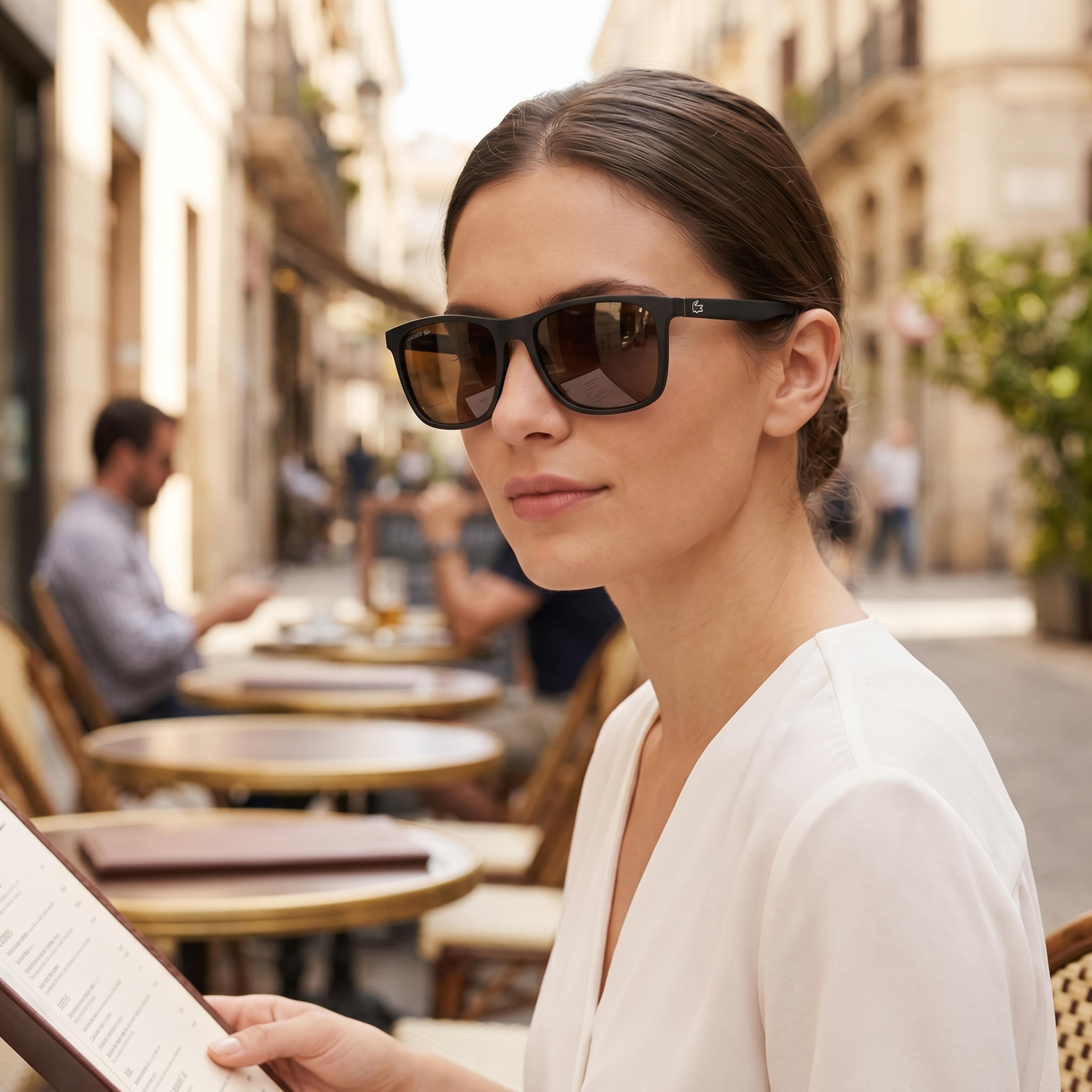 Gafas de sol unisex Lacoste Petit Pique cuadradas de plástico negro mate con protección UV de 56 mm, Photo 6