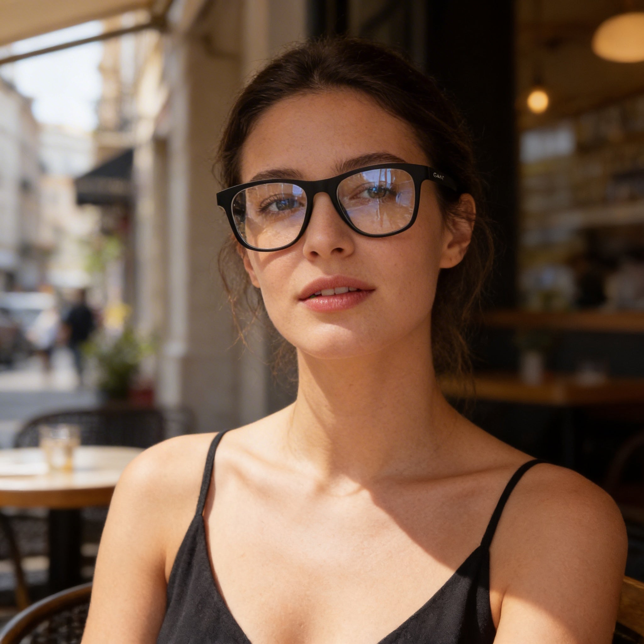 Gafas GANT, identificadas como Modelo GA3302 de la línea de productos Healthcare, diseñadas para usuarios Unisex, con marco color Negro/Blanco., Photo 4