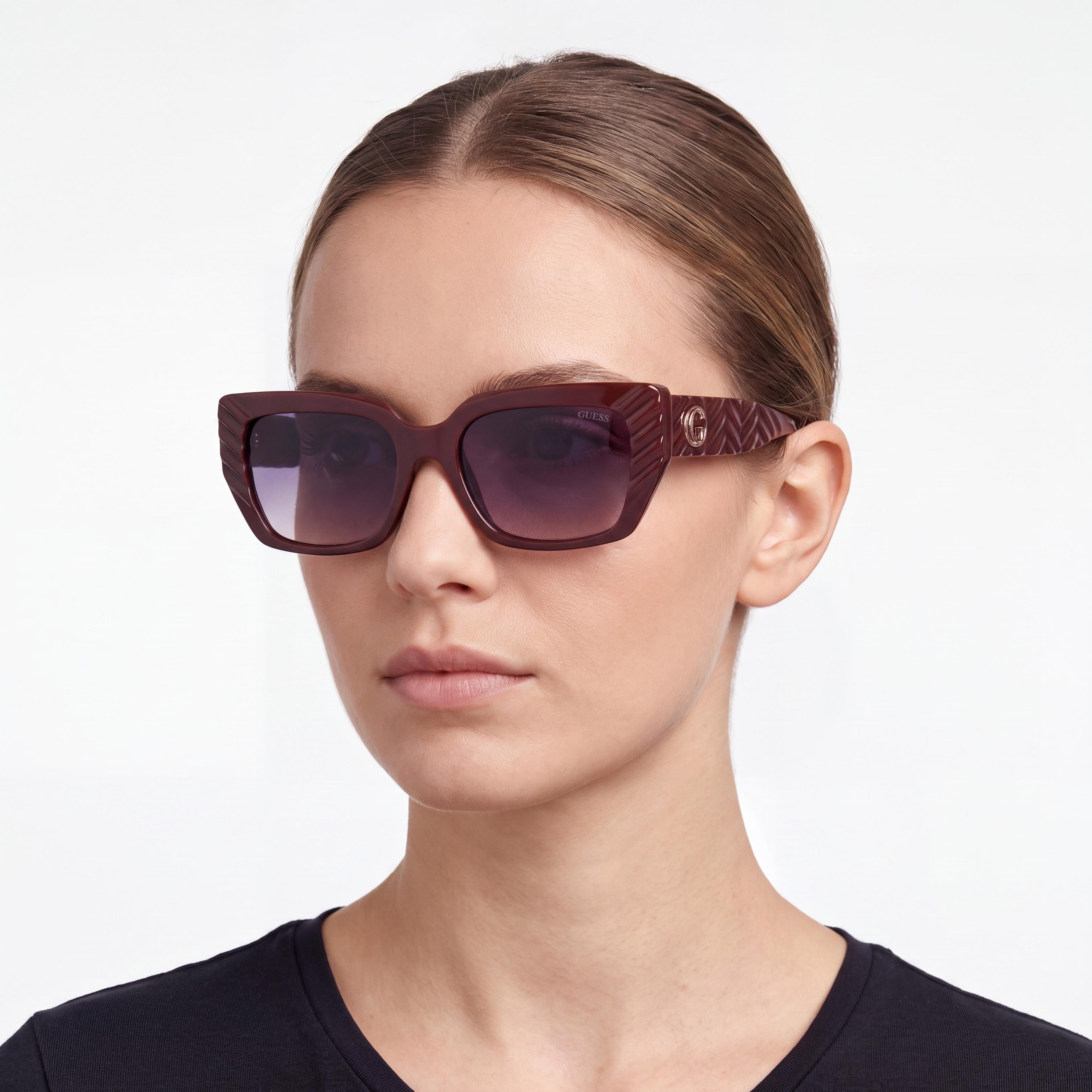 GUESS Gafas de sol rectangulares de plástico Leigh-anne, para mujer, color burdeos brillante, violeta degradado 55 mm, Photo 4