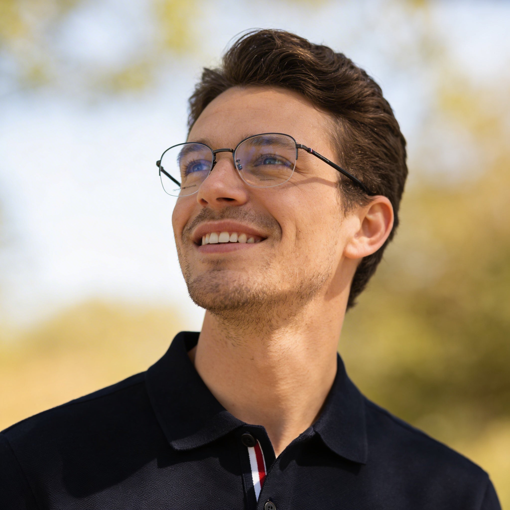 Gafas de sol casuales Tommy Hilfiger para hombre con montura de acero de aleación negro y lentes de policarbonato negro de 54 mm, Photo 4