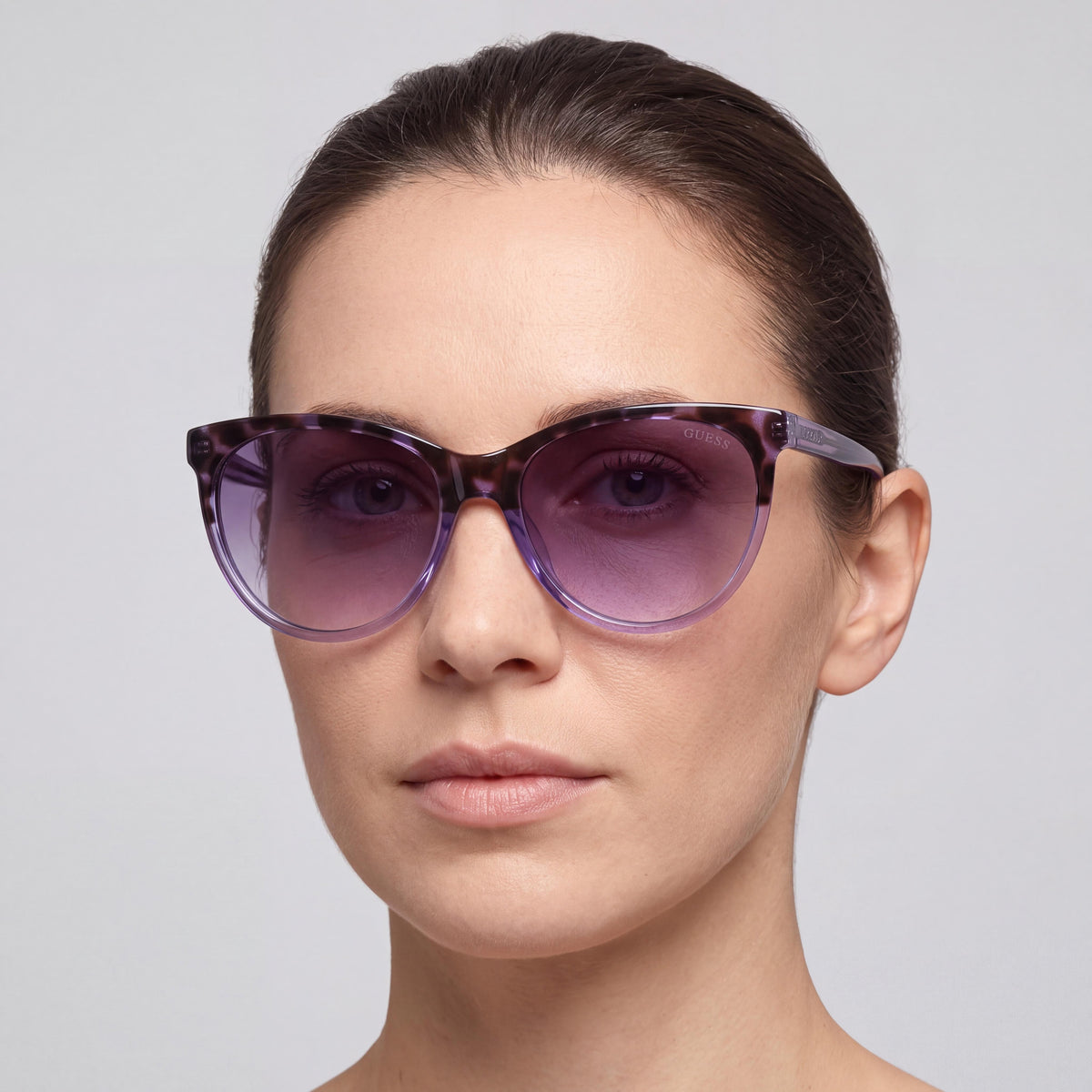 GUESS Gafas de sol clásicas para mujer, color morado, con protección UV, 58 mm, Photo 4