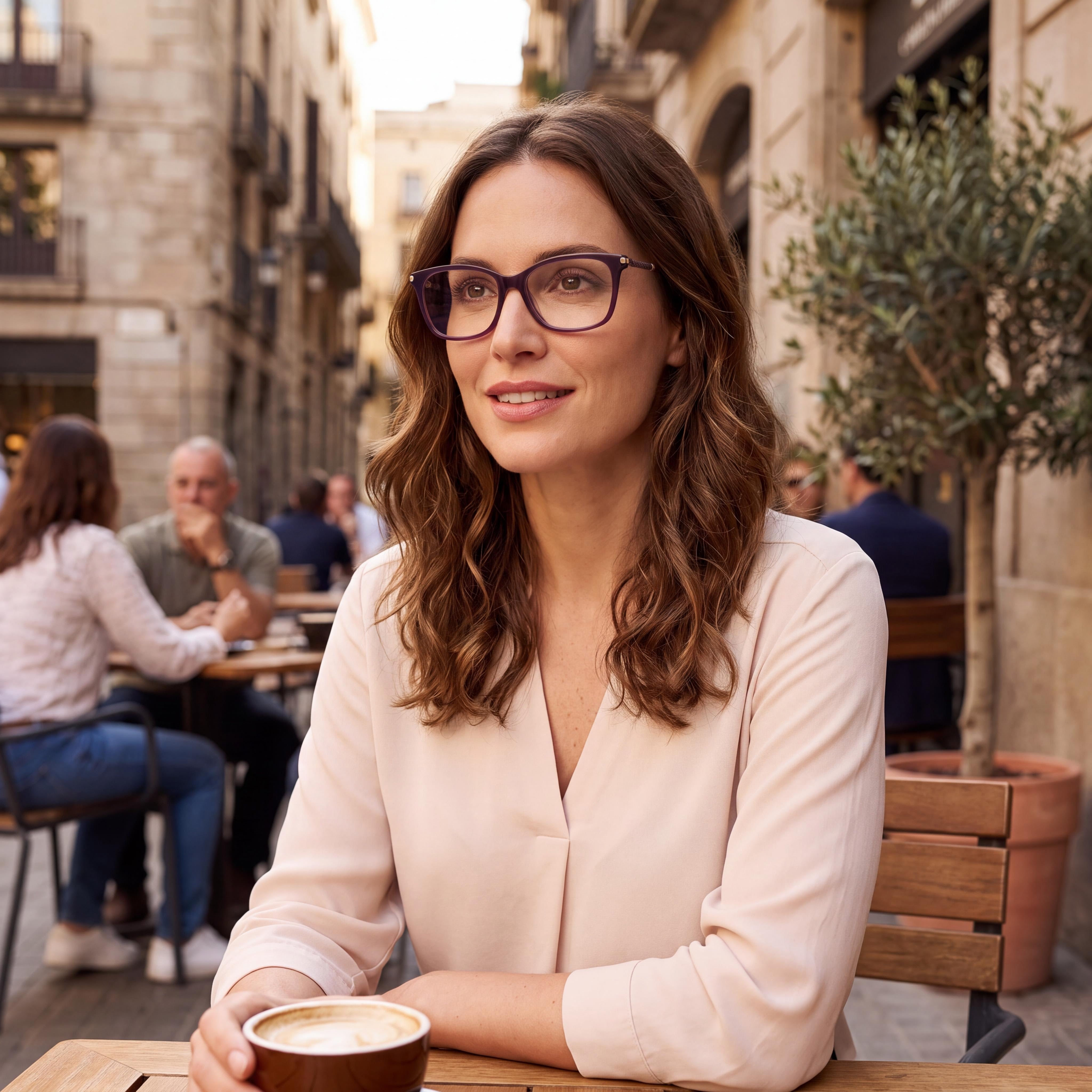 Gafas de sol clásicas de Carolina Herrera para mujer con montura de plástico violeta Habana y lentes no polarizadas de 53 mm, Photo 5