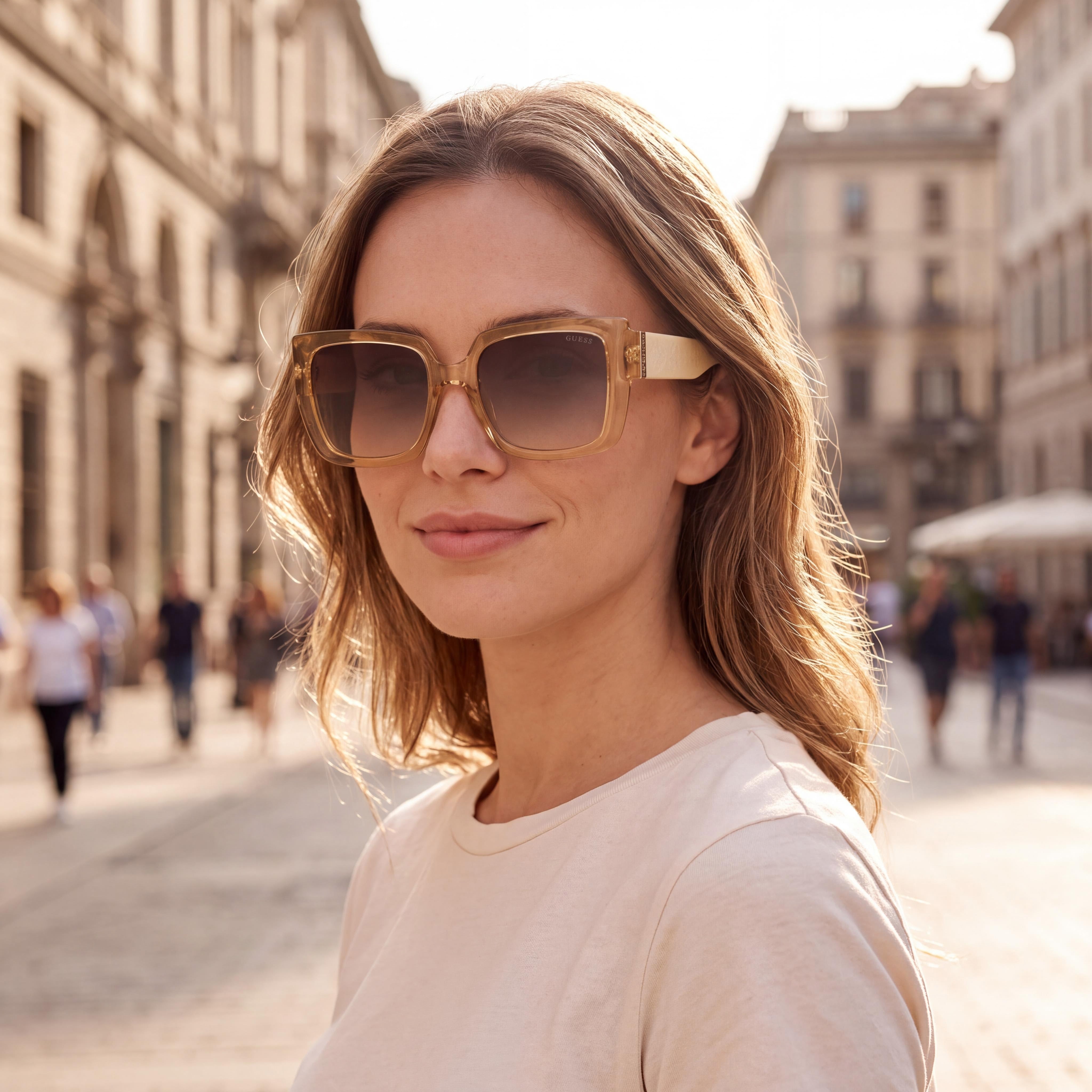 GUESS Gafas de sol contemporáneas para mujer con montura de plástico brillante amarillo claro, protección UV y degradado ahumado de 53 mm, Photo 5