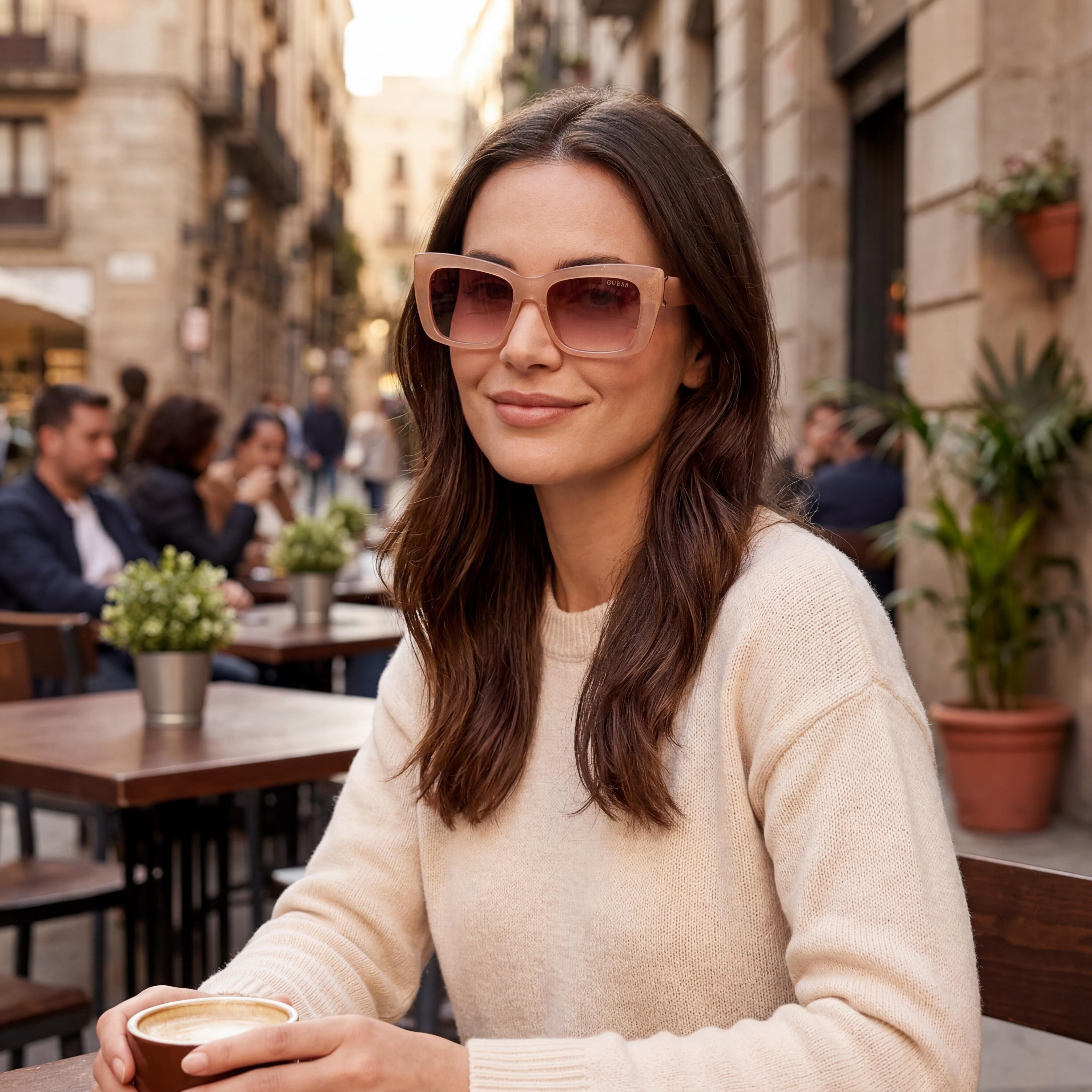Gafas de sol Guess Cat Eye GU7890 con montura de plástico beige brillante y marrón degradado, 55 mm, 100 % protección UV, Photo 4