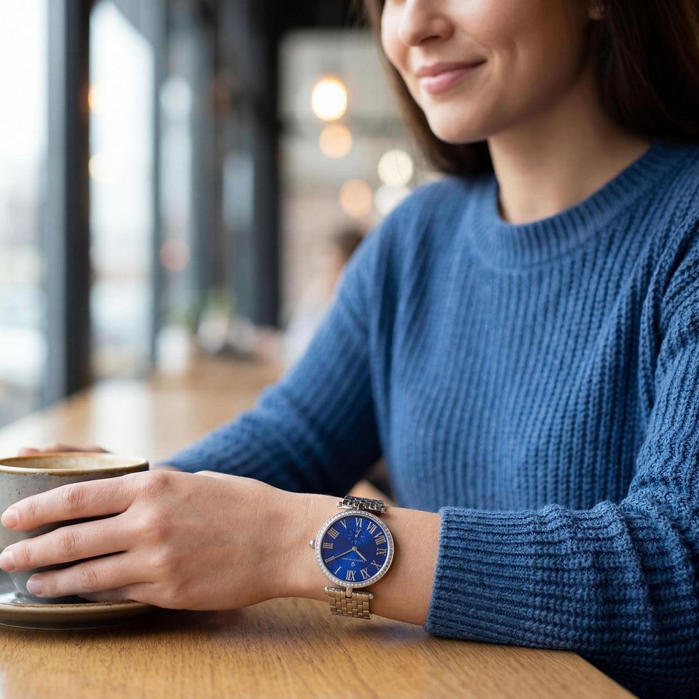 Reloj Christian Van Sant para mujer, de acero inoxidable, resistente al agua, con movimiento de cuarzo, caja color blanco roto y esfera de nácar azul.