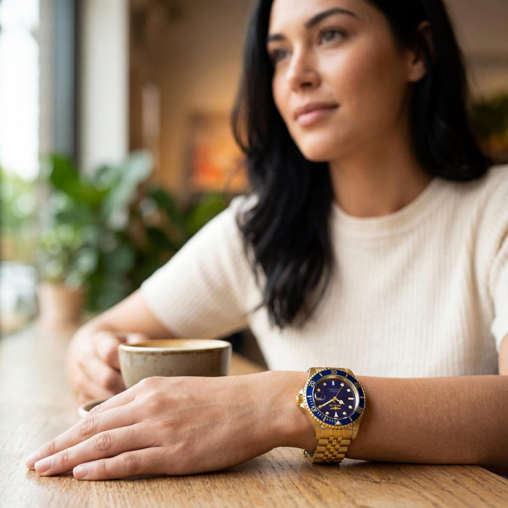 Reloj de buceo de cuarzo Invicta Pro Diver para mujer con fecha, caja dorada y esfera azul de 34 mm.