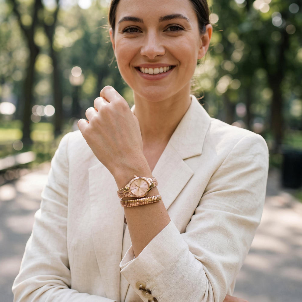 Reloj de cuarzo para mujer Christian Van Sant con esfera de oro rosa y caja y pulsera de acero inoxidable