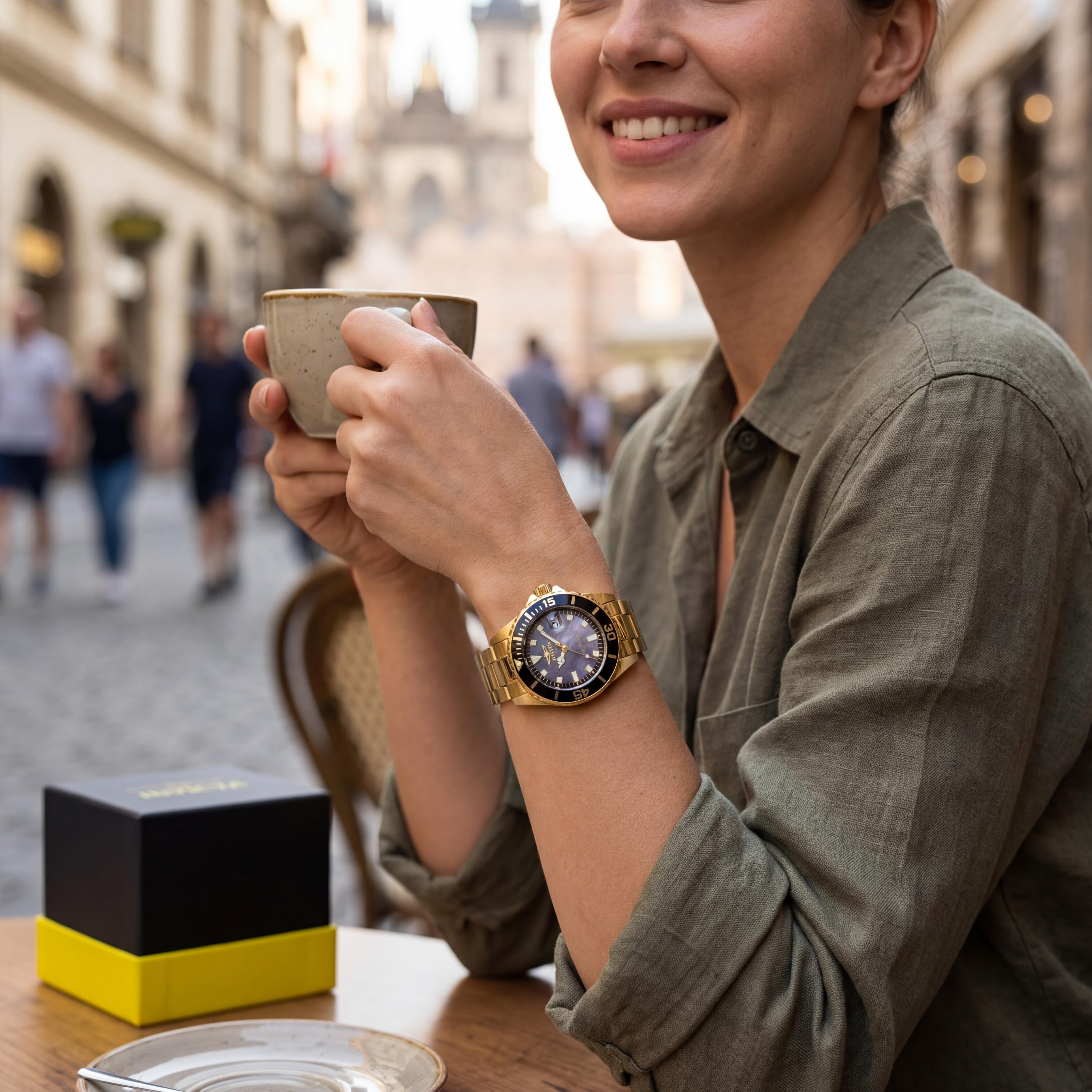 Invicta Pro Diver 2962 Reloj de Acero Inoxidable Chapado en Oro de 30 mm para Mujer, Esfera de Nácar Negro, Bisel Negro, Photo 5
