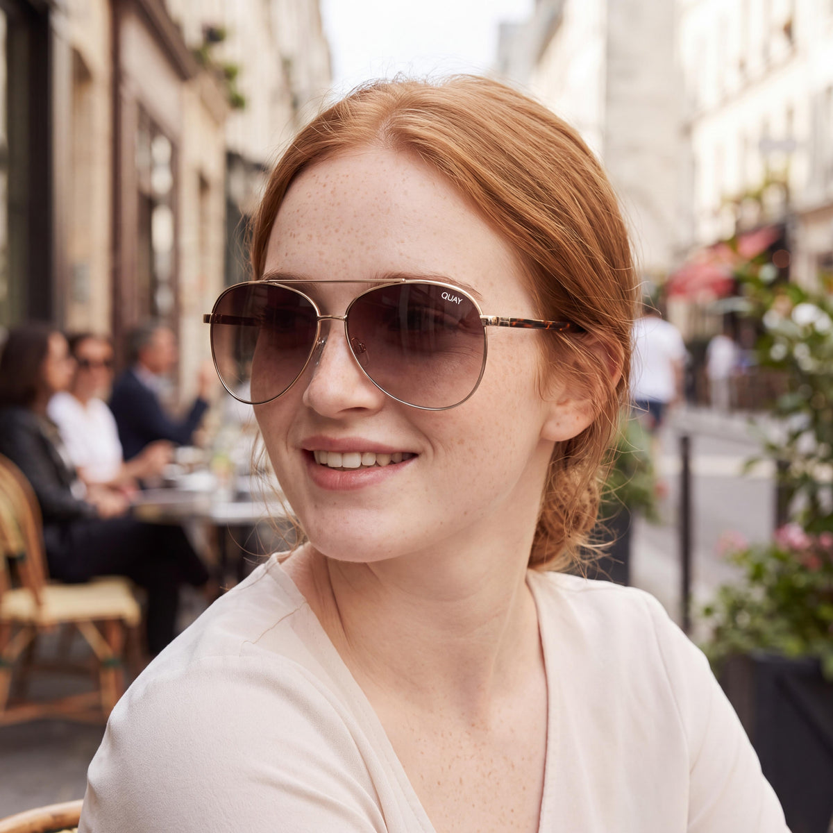 QUAY AUSTRALIA VIVIENNE Unisex Classic Gold Brown Plastic Sunglasses with Brown Gradient Non-Polarized UV Protection Lenses 60mm, Photo 4