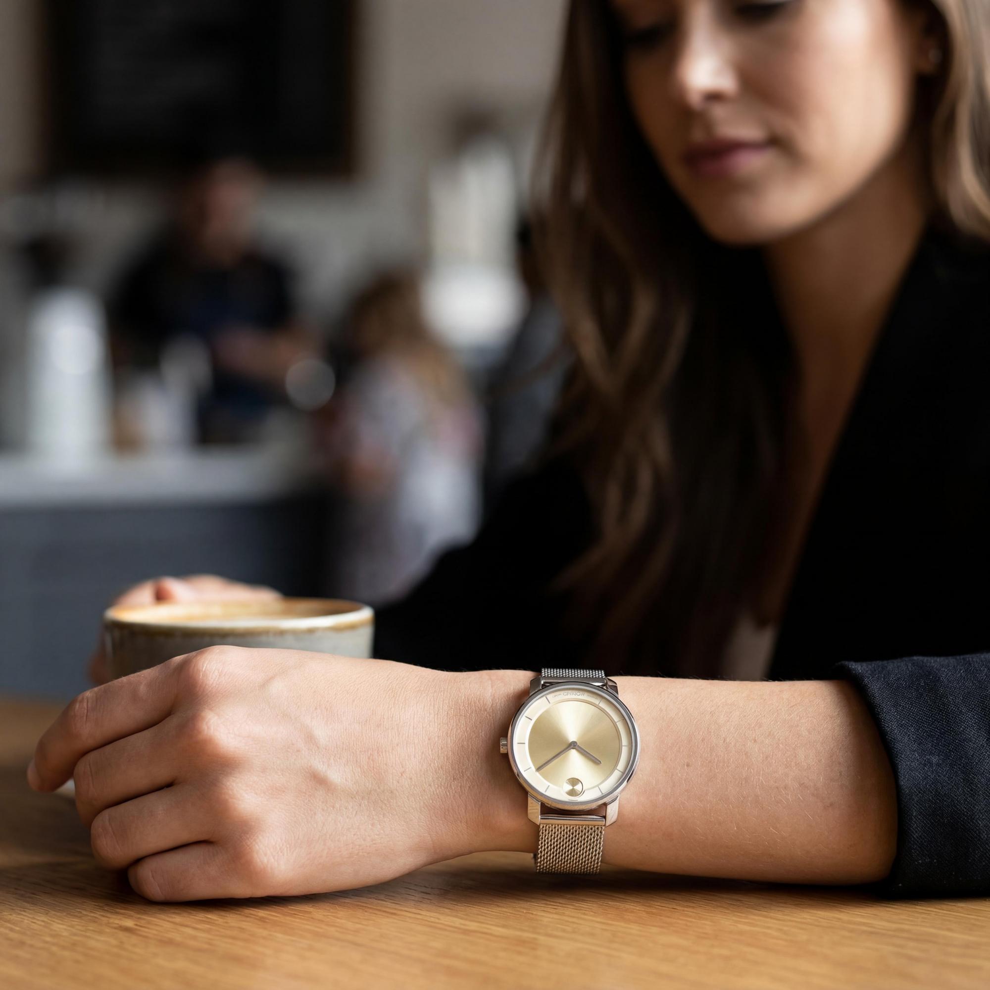 Reloj Movado Bold Access para mujer con pulsera de malla de acero inoxidable plateada, esfera dorada y segundero., Photo 4