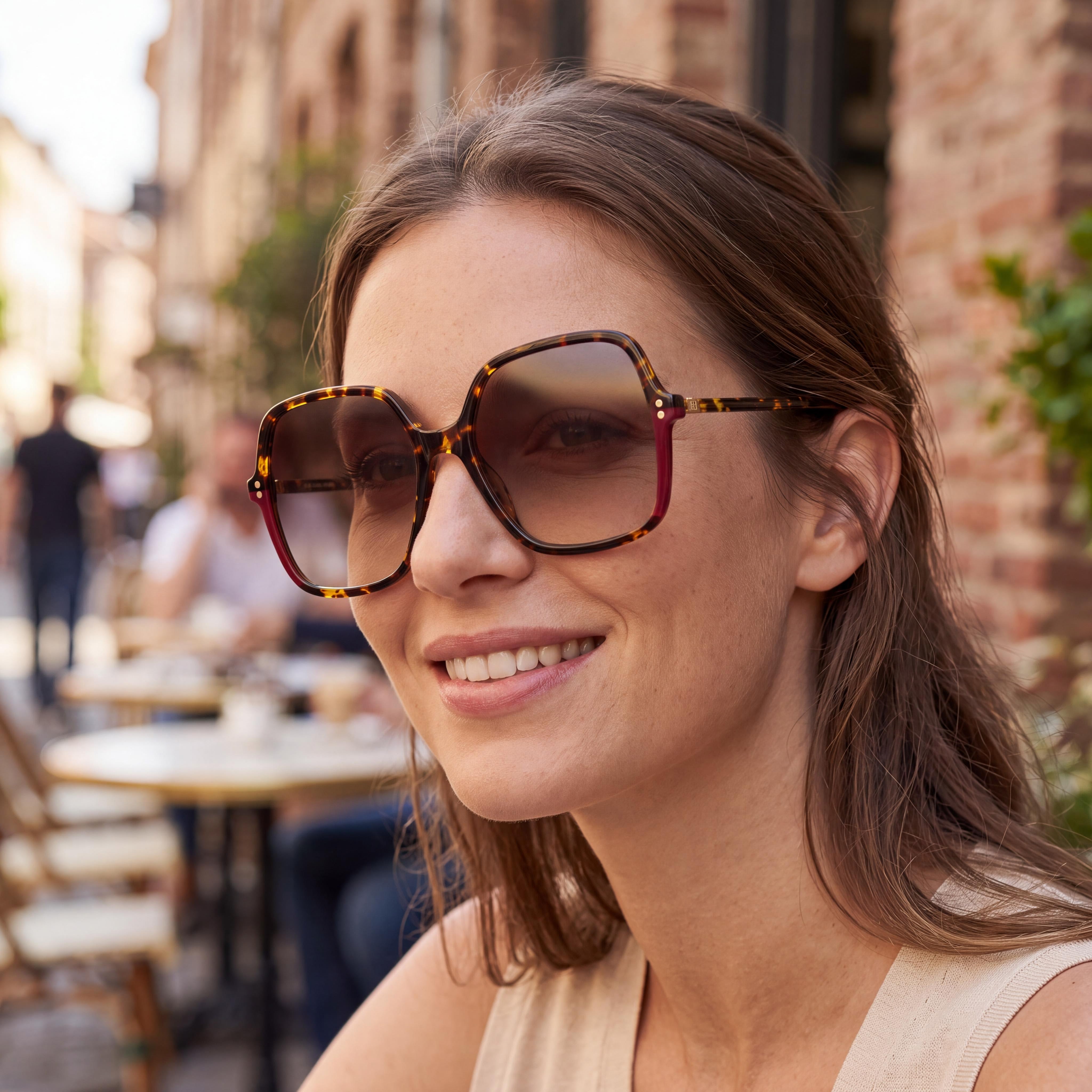 Gafas de sol Carolina Herrera Modern para mujer, con montura de acetato ligero Havana roja y lentes marrones degradadas de 56 mm, Photo 6