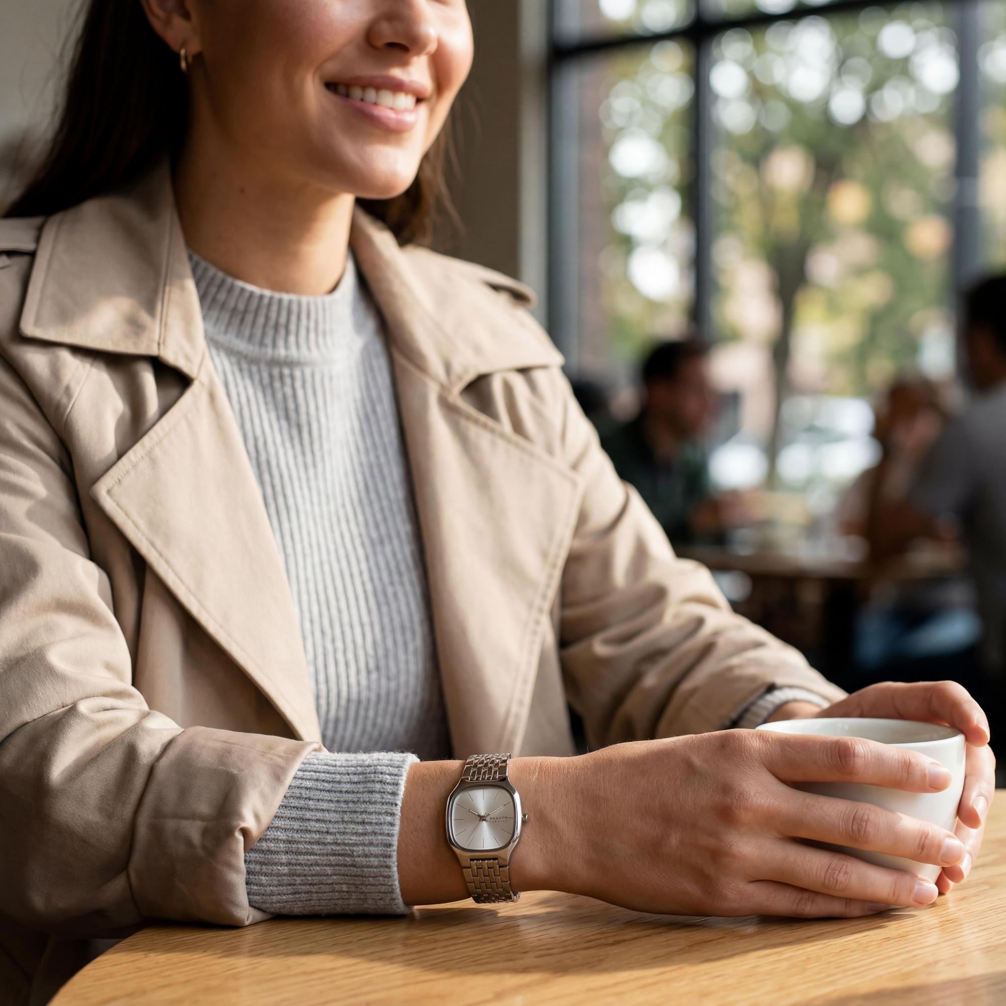 Reloj Skagen Mellem Lille para mujer, de acero inoxidable plateado, resistente a los arañazos, con esfera dorada con efecto rayos de sol y caja de 28 mm., Photo 4