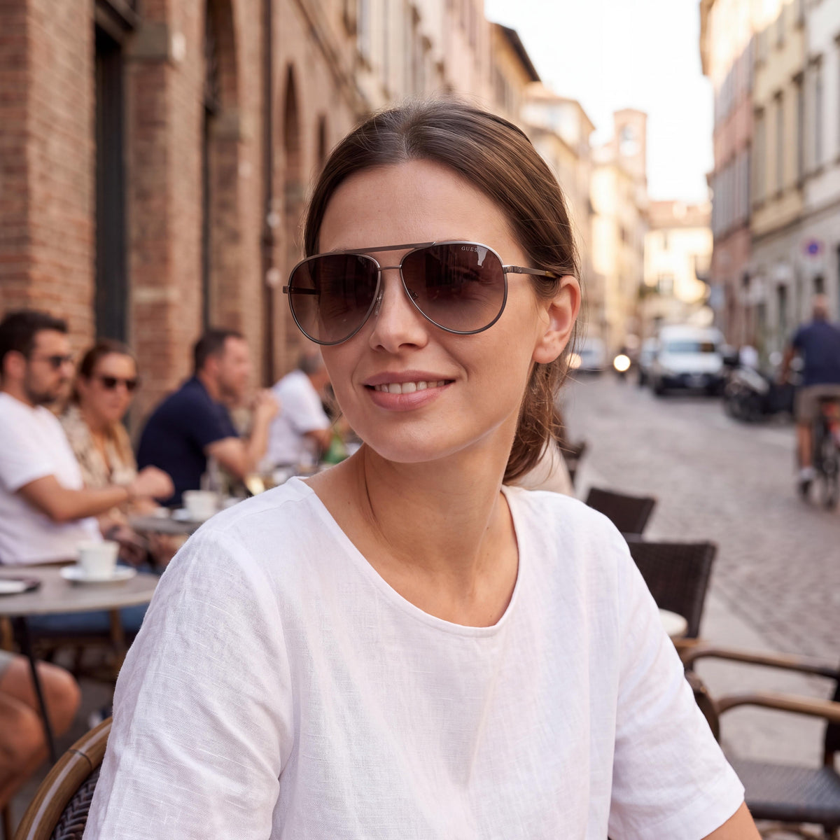 Gafas de sol de aviador metálicas a rayas GUESS para mujer, montura de metal satinado brillante, lentes marrones degradadas, 100% protección UV, 61 mm, Photo 6