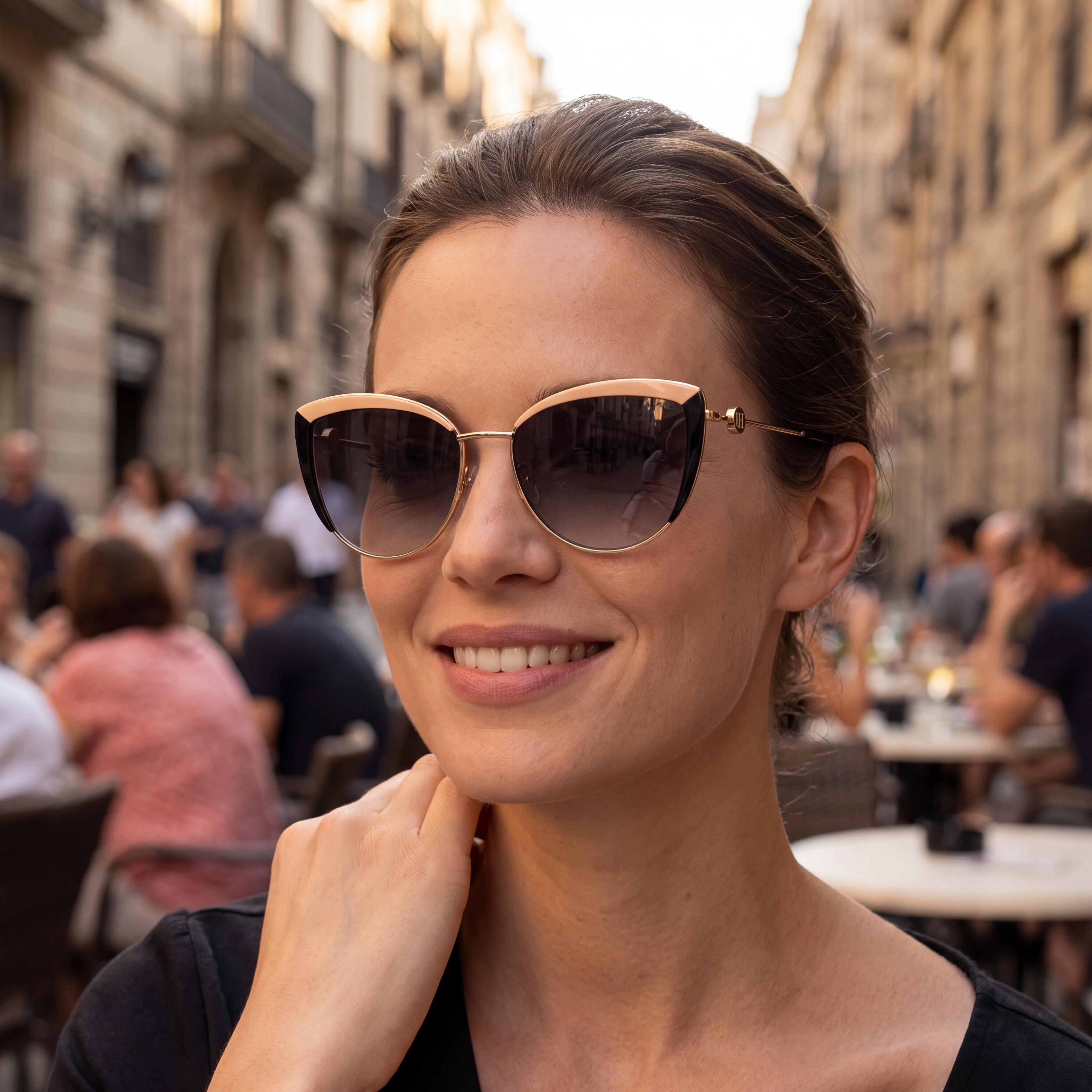 Carolina Herrera HER 0112/S Gafas de Sol Clásicas de Acero Inoxidable para Mujer Marco Dorado y Negro Lente UV Gris Oscuro Degradado 58mm, Photo 3