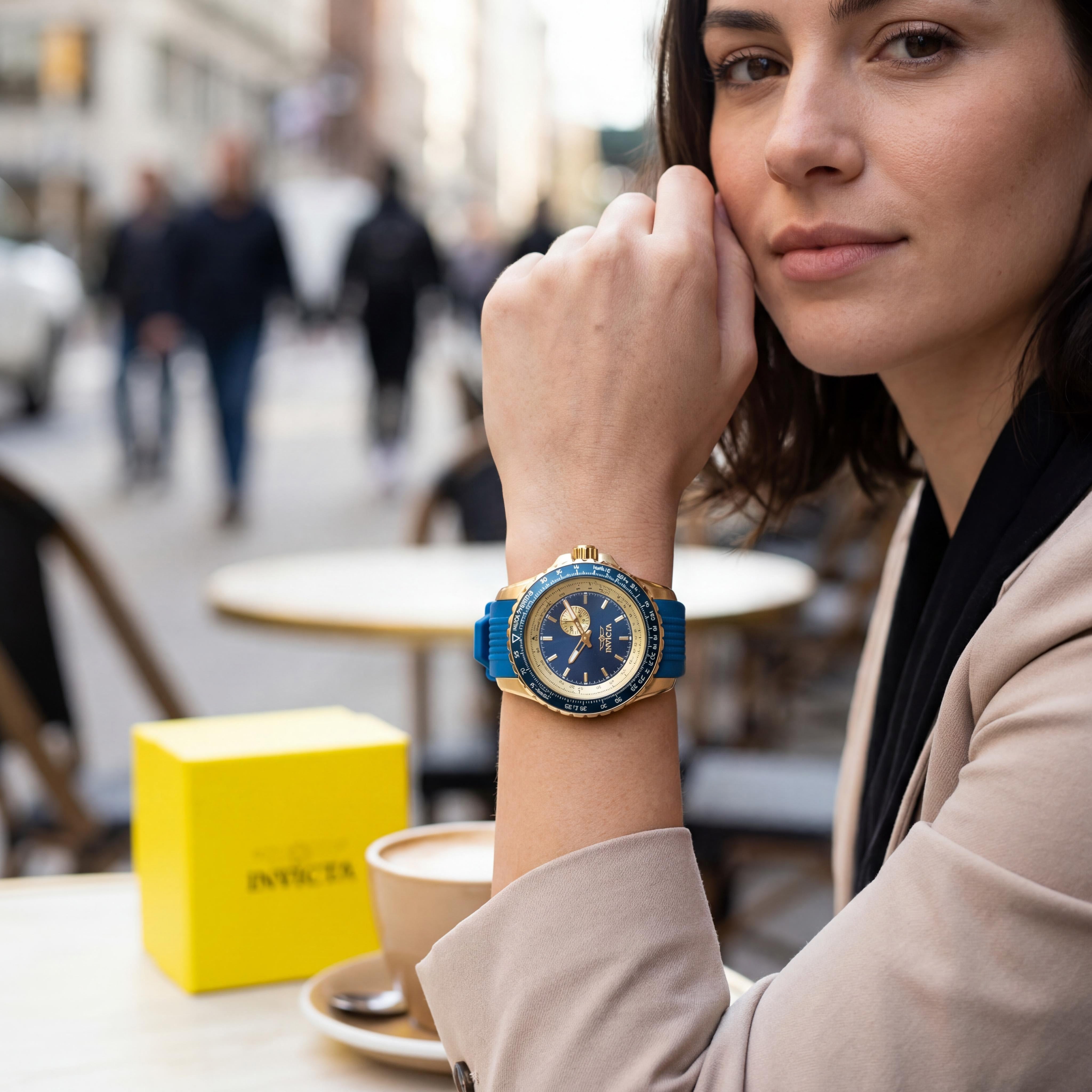 Invicta Aviator 49727 Reloj Unisex de Cuarzo de Acero Inoxidable Tono Dorado con Esfera Azul y Correa de Silicona de 50 mm Resistente al Agua, Photo 5