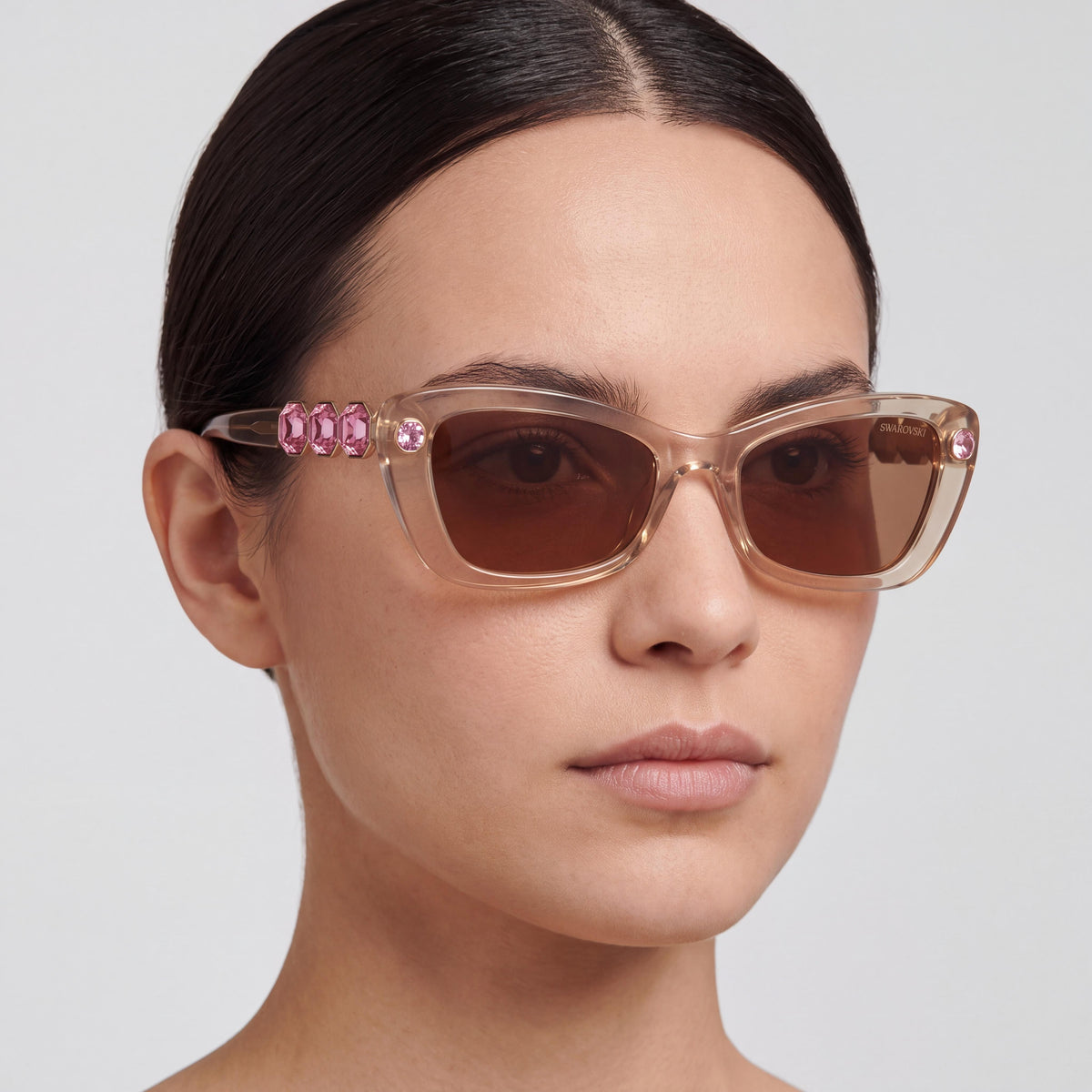 Gafas de sol Swarovski 0SK6033 para mujer, de plástico con forma de mariposa, no polarizadas, lentes marrones, marrón beige lechoso, con protección UV, 54 mm, Photo 4