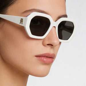 Tommy Hilfiger Casual. Square Sunglasses for Women — interior view, Non-Polarized lens detail