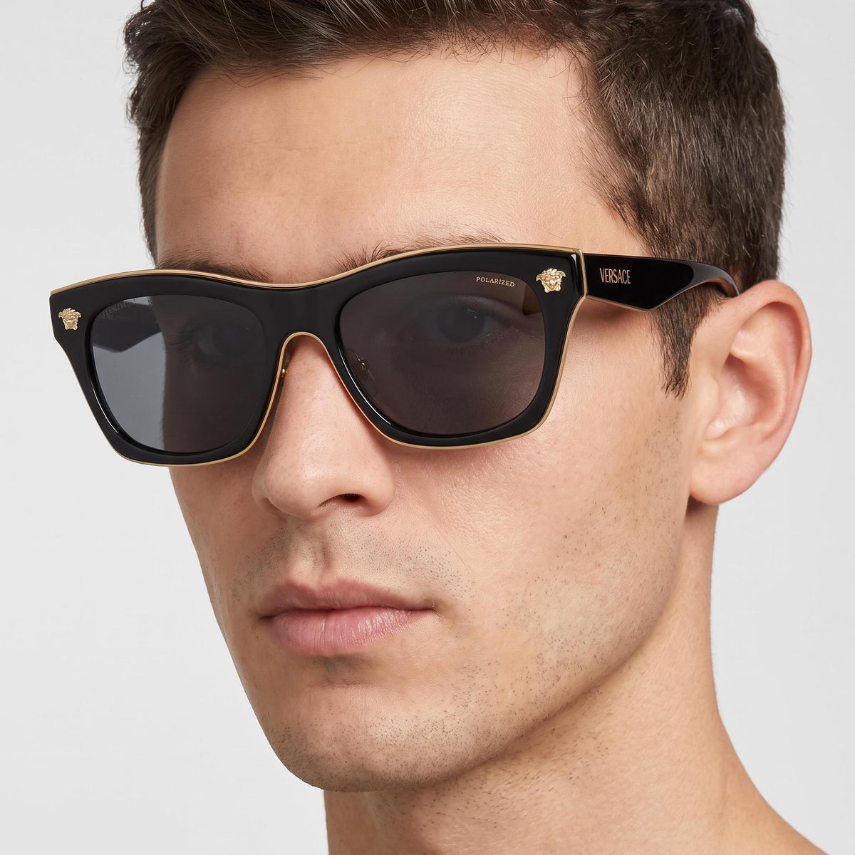 Gafas de sol unisex Versace Classic, montura de plástico en negro gris oscuro, lentes gris oscuro, 53 mm de ancho de lente, Photo 5